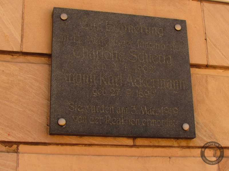 Gedenktafel für Charlotte Schierig & August Karl Ackermann am Bahnhofsplatz in Merseburg