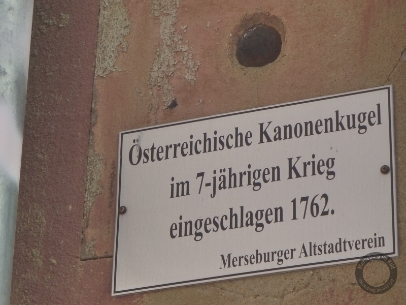 Kanonenkugel des Siebenjährigen Krieges am Neumarkt in Merseburg im Saalekreis