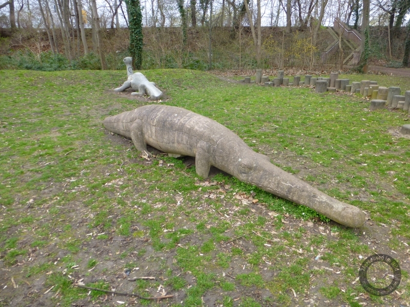 Tierskulptur "Krokodil" von Otto Leibe in der Sixtistraße in Merseburg