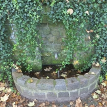 Brunnenanlage "Schlossquelle" am Saaleufer in Merseburg