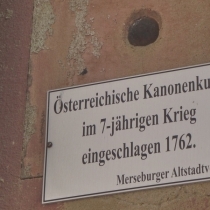 Kanonenkugel des Siebenjährigen Krieges am Neumarkt in Merseburg im Saalekreis