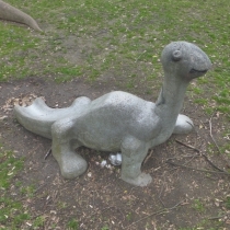 Spielplastik 'Kleiner Dinosaurier' in der Sixtistraße in Merseburg