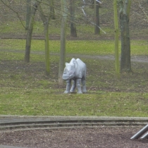 Tierskulptur 'Nashorn' im Thomas-Müntzer-Park in Merseburg