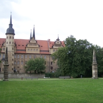 Obeliskenpaare im Schlossgarten in Merseburg