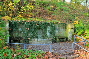 Brunnenanlage "Schlossquelle" am Saaleufer in Merseburg