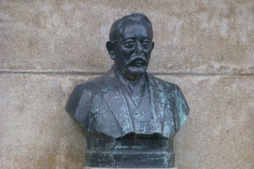 Denkmal für Theodor Rößner auf dem Stadtfriedhof St. Maximi in Merseburg