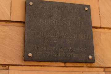 Gedenktafel für Charlotte Schierig & August Karl Ackermann am Bahnhofsplatz in Merseburg