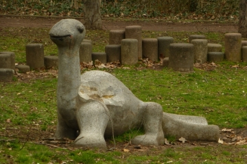 Spielplastik 'Kleiner Dinosaurier' in der Sixtistraße in Merseburg